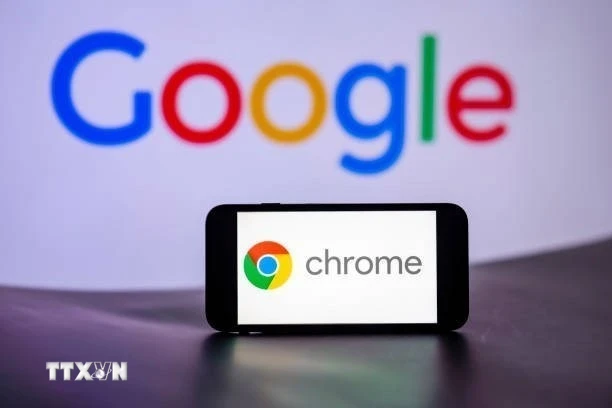 휴대폰 화면의 Chrome 아이콘과 Google 아이콘(뒤쪽). (사진: 게티이미지/VNA)