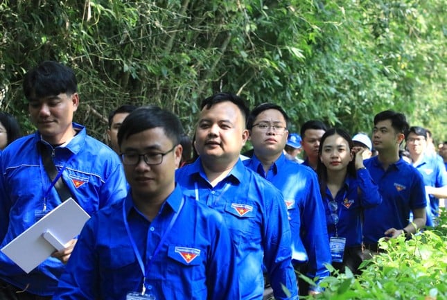 Delegation of Ly Tu Trong Award offered incense to commemorate President Ho Chi Minh photo 9