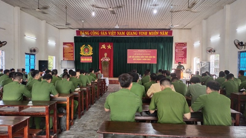 La police de Quang Nam ouvre une classe de formation aux connaissances ethniques | JOURNAL EN LIGNE QUANG NAM