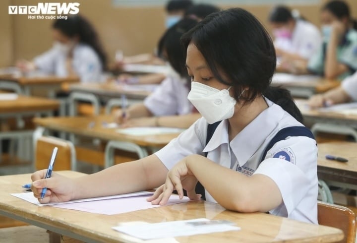 Les élèves de Ho Chi Minh-Ville étudient jour et nuit pour réviser l'examen public de 10e année - 1