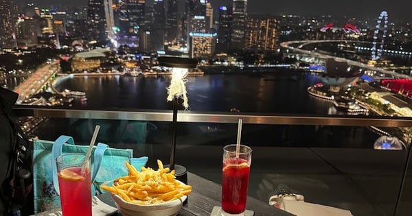 Genießen Sie den Panoramablick auf die Stadt von diesen berühmten Restaurants in Singapur