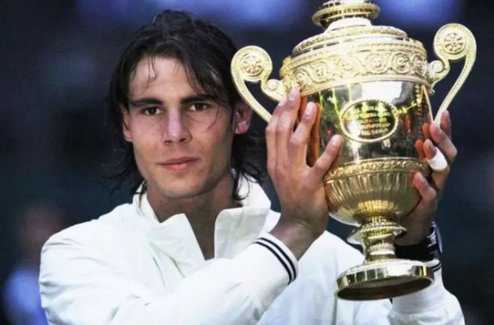 Das Wimbledon-Finale 2008 wurde von Experten als eines der besten Grand-Slam-Spiele der Geschichte angesehen. Nach 5 Sätzen, die fast 5 Stunden dauerten, besiegte Rafael Nadal Roger Federer mit den Ergebnissen 6–4, 6–4, 6–7, 6–7, 9–7. Im Wissen, dass er gerade zum ersten Mal Wimbledon gewonnen hatte, ließ sich Nadal glücklich auf dem Londoner Rasen nieder.