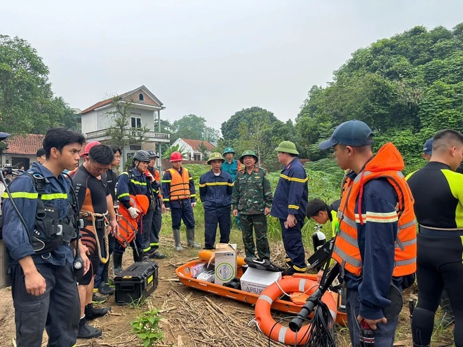 Vụ sập cầu Phong Châu: Không phát hiện nạn nhân trong xe đầu kéo chìm dưới sông