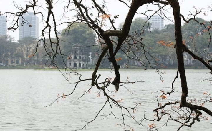 Le lac Hoan Kiem est une destination touristique célèbre située dans le district de Hoan Kiem (Hanoï). (Photo: Nguyen Duy)