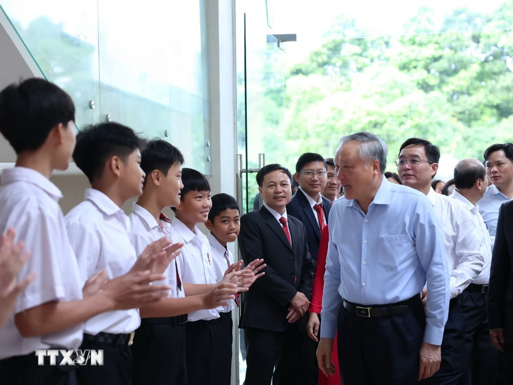 Phó Thủ tướng Thường trực Nguyễn Hòa Bình thăm hỏi học sinh Trường Tiểu học, Trung học cơ sở và Trung học phổ thông Hoàng Việt, thành phố Buôn Ma Thuột. (Ảnh: Tuấn Anh/TTXVN)