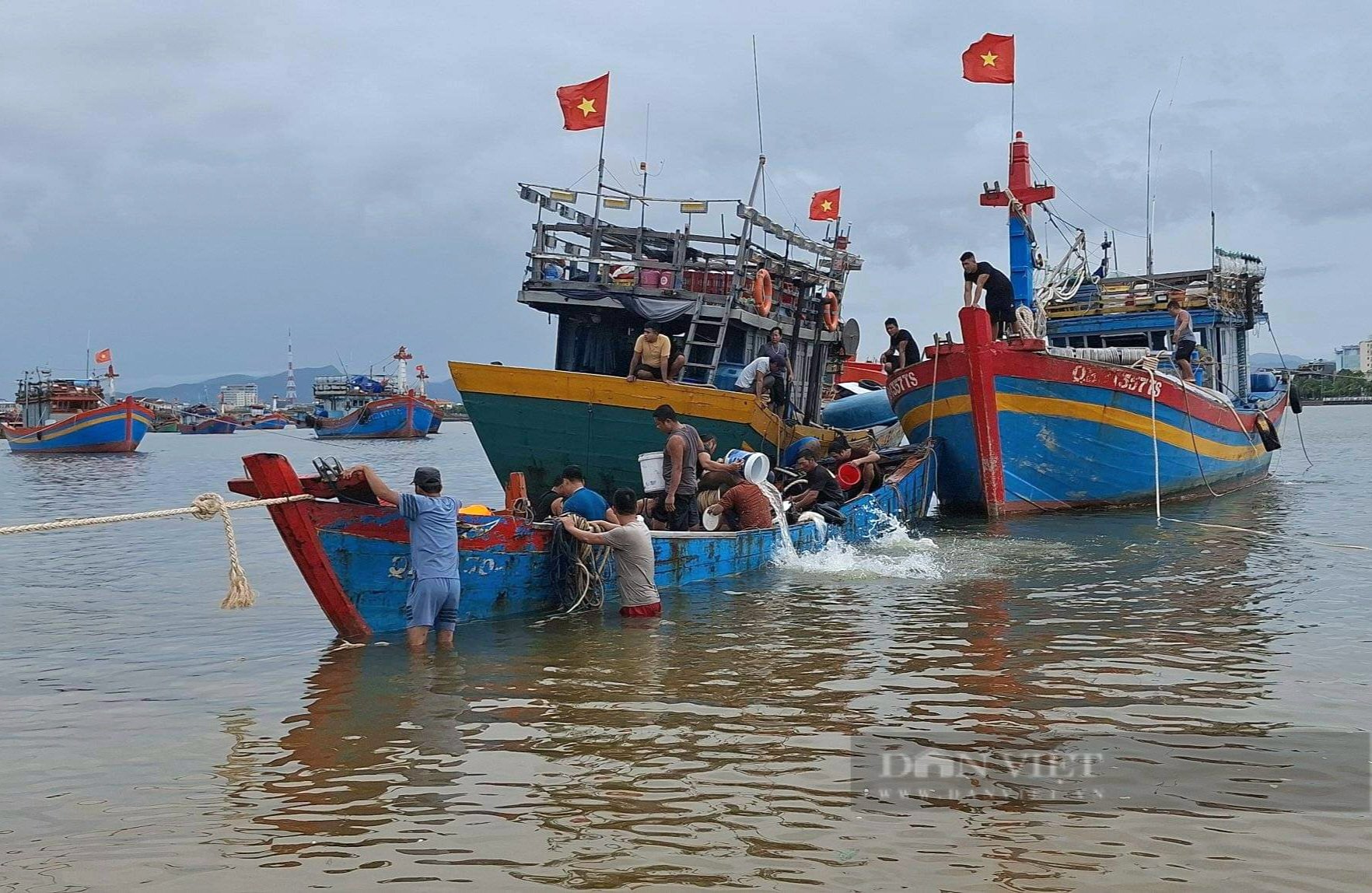 Quảng Bình: Hơn 50 ngư dân cùng Bộ đội Biên phòng cứu hộ một tàu câu mực bị sóng đánh chìm - Ảnh 2.