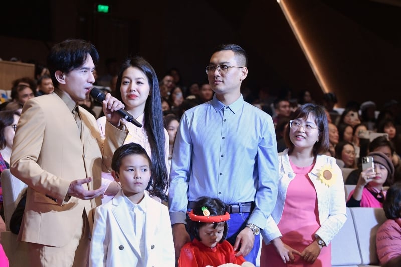 Singer Dan Truong gives gifts and shares with patient Pham Van Hai