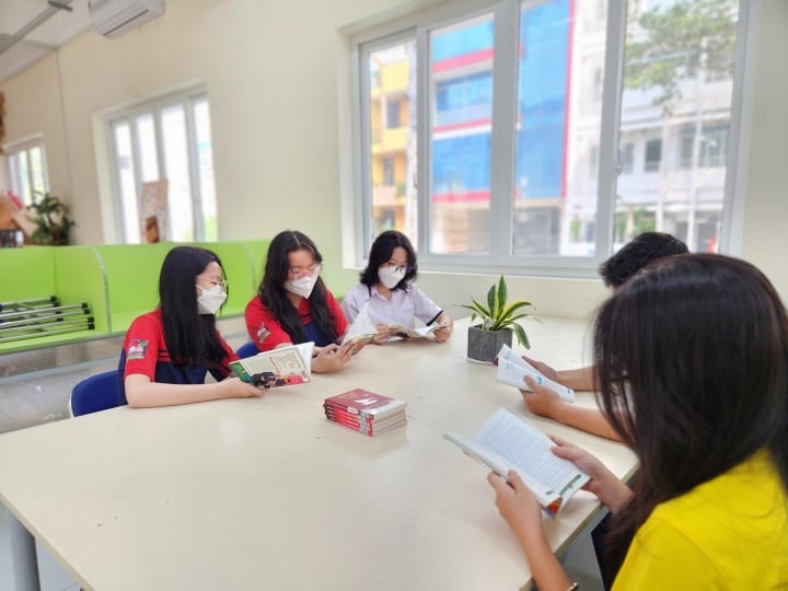 Les élèves de Ho Chi Minh-Ville étudient jour et nuit pour réviser l'examen public de 10e année - 2