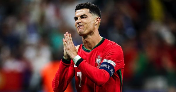 Ronaldo xúc động trong ngày thiết lập cột mốc 1 tỉ người theo dõi