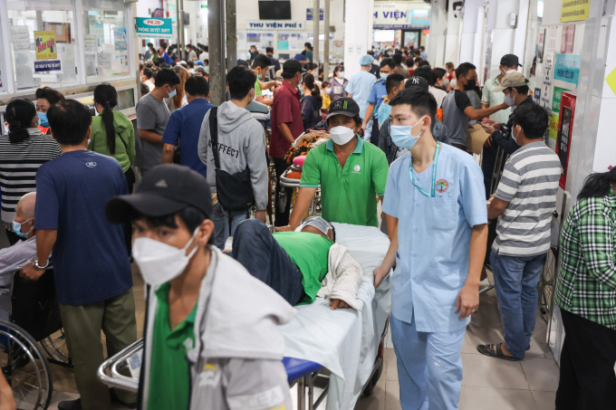 Người dân đến khám bệnh, mua thuốc tại Bệnh viện Chấn thương Chỉnh hình TP HCM. Ảnh:Quỳnh Trần