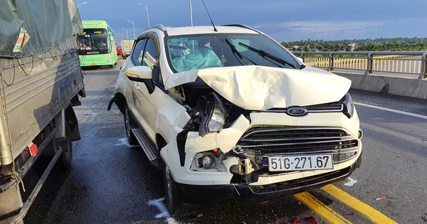 Plusieurs accidents sur le pont Rach Mieu, embouteillage pendant des heures