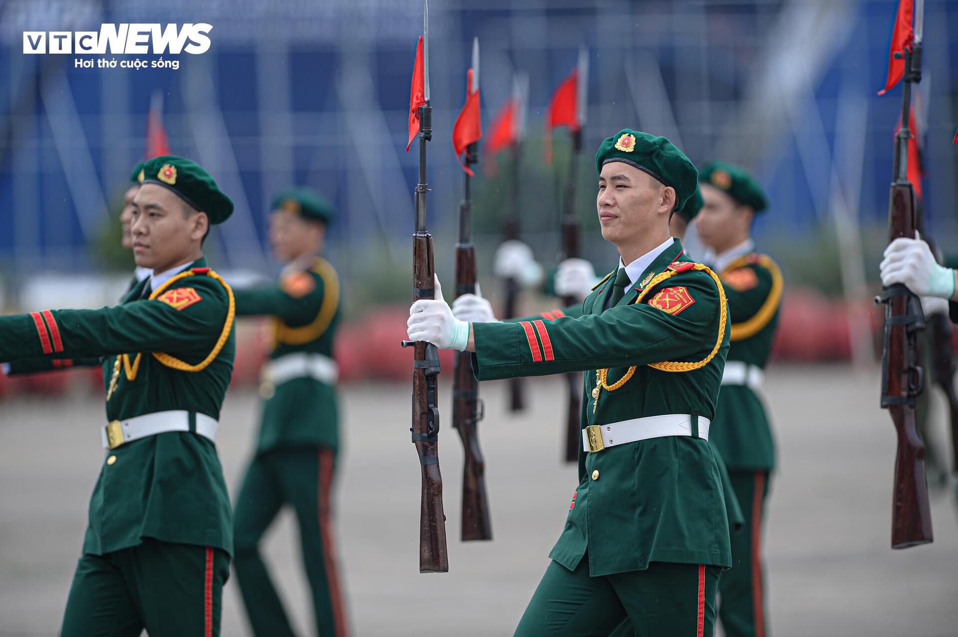 Mãn nhãn xem lính đặc công dùng cổ uốn cong thanh sắt - 15