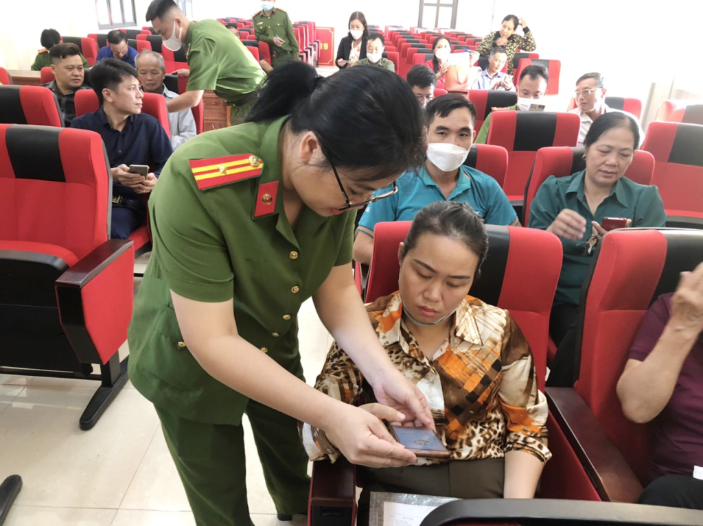 Dong Trieu Town Police instruct people to install and use the VNeID application