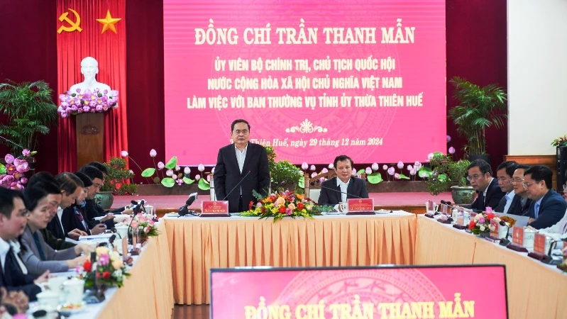 El presidente de la Asamblea Nacional, Tran Thanh Man, trabaja con el Comité Permanente del Comité del Partido Provincial de Thua Thien Hue