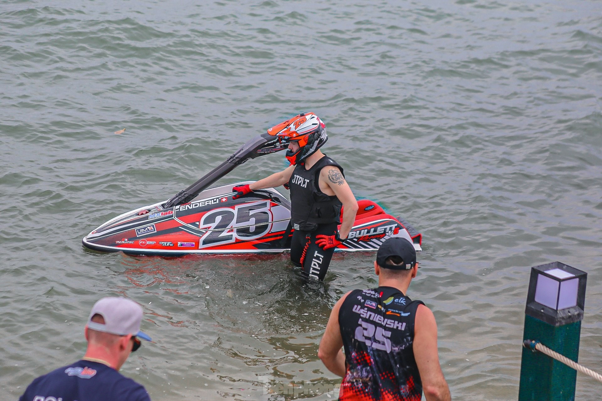 Schauen Sie zu, wie die „Bestien“ beim Jetski-Rennen der Welt gegeneinander antreten. Foto 16