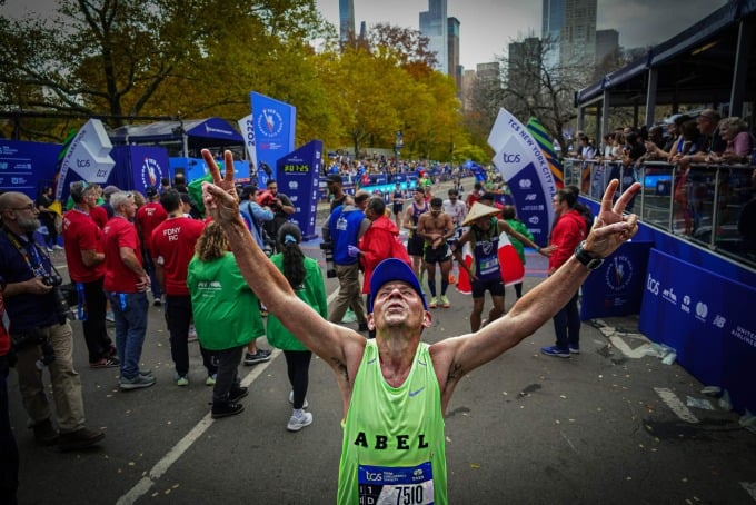 11月6日に2023年ニューヨークシティマラソンを完走した興奮したランナー。写真：amNewYork Metro