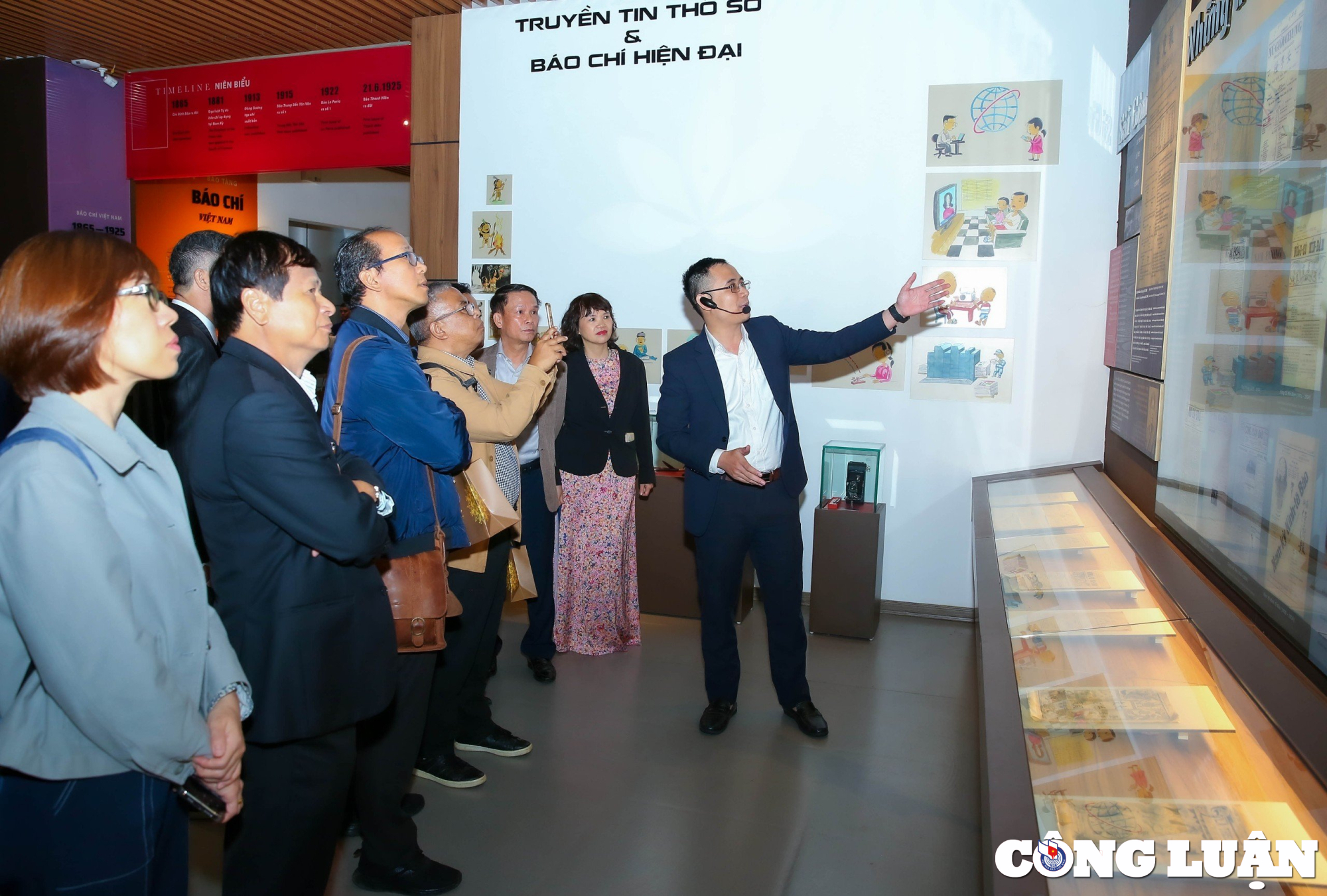 Une délégation de journalistes de l'ASEAN visite le Musée des Beaux-Arts du Vietnam, photo 5