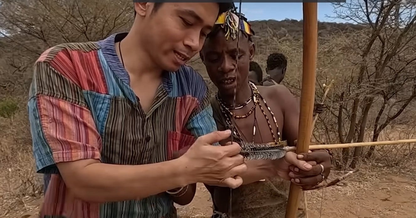 Un hombre vietnamita caza con la única tribu de cazadores-recolectores de África