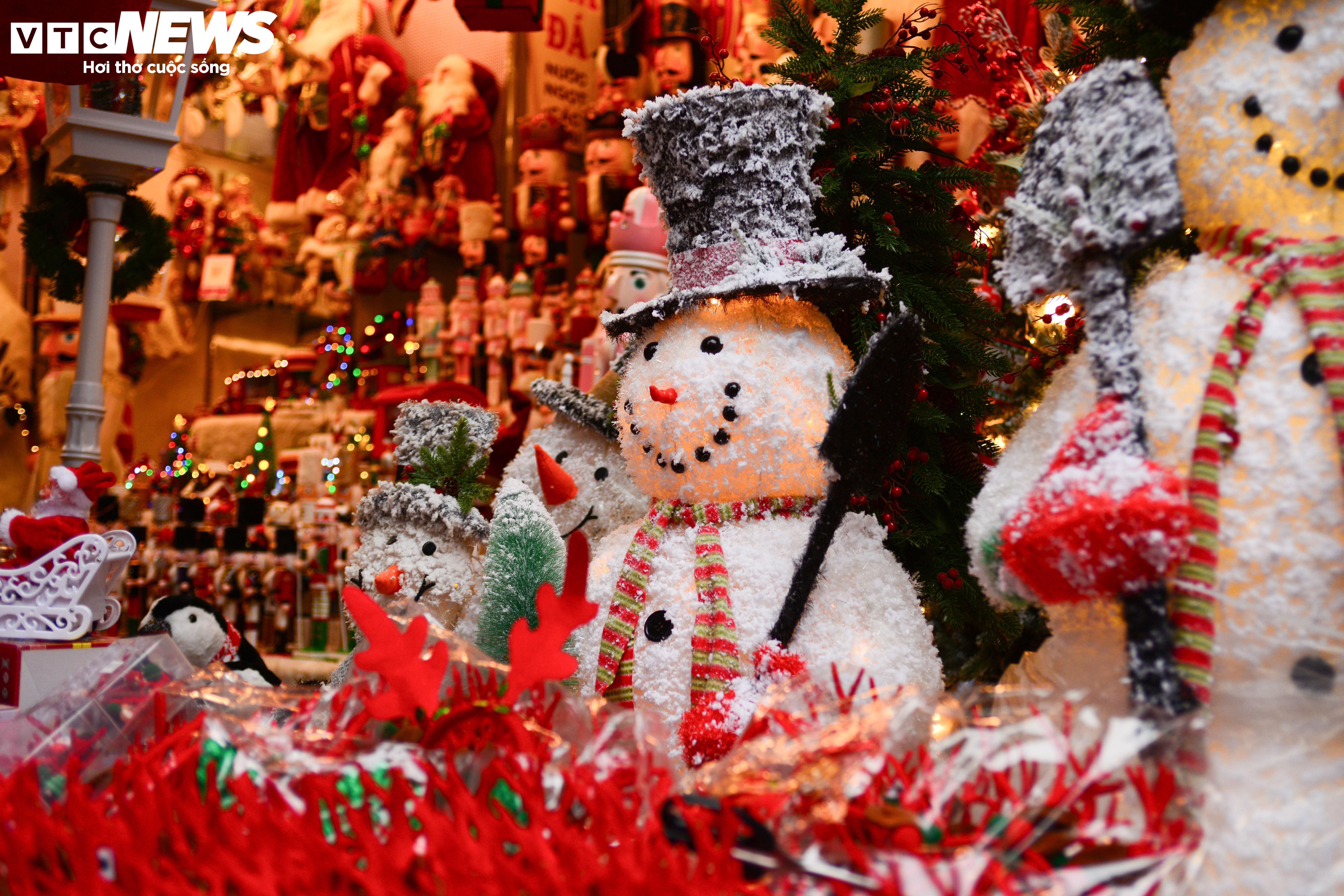 Schneemannbauen in Hanoi bringt in der Weihnachtszeit viel Geld ein