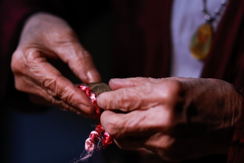 Das Besondere an diesem Markt ist, dass die Verkäufer nur billig verkaufen wollen und die Käufer nicht handeln. Frau Cao Thi Tam, heute 80 Jahre alt, sagte, dass sie seit ihrer Kindheit ihren Eltern zum Yin-und-Yang-Markt gefolgt sei. Jedes Mal, wenn sie auf den Markt geht, bringt sie ein paar quadratisch geprägte antike Münzen mit. Sie sind wie ein religiöser Gegenstand, der ihr und ihrer Familie Gesundheit und Glück bringt.