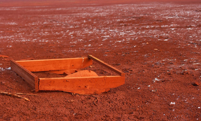 Les chercheurs étudient des moyens de transformer les déchets de boues rouges issus de la production d’aluminium en fer. Photo : Depositphotos