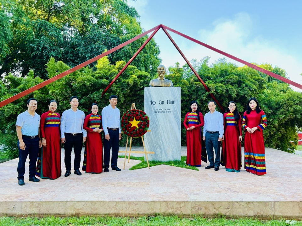 Đoàn đại biểu TP Hà Nội dâng hoa tại Tượng đài Chủ tịch Hồ Chí Minh trong Công viên mang tên Người ở Thủ đô La Habana (Cuba) 