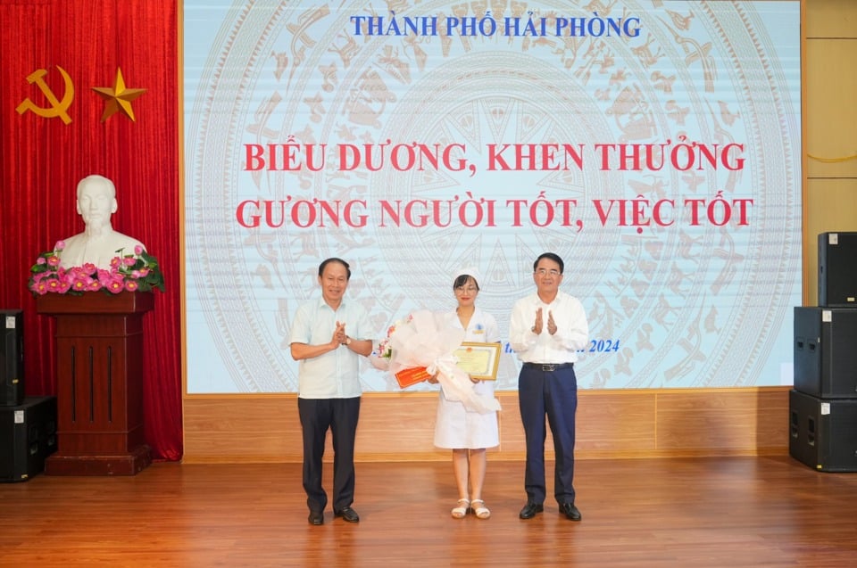 เลขาธิการคณะกรรมการพรรคประจำเมือง Le Tien Chau และรองประธานคณะกรรมการประชาชนประจำเมือง Le Khac Nam มอบเกียรติบัตรและดอกไม้เพื่อยกย่องพยาบาล Nguyen Thi Thao