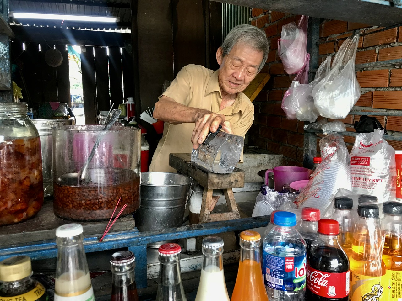 Quán đá bào gần 50 năm gây thương nhớ của ông lão U.80 miền Tây - Ảnh 1.