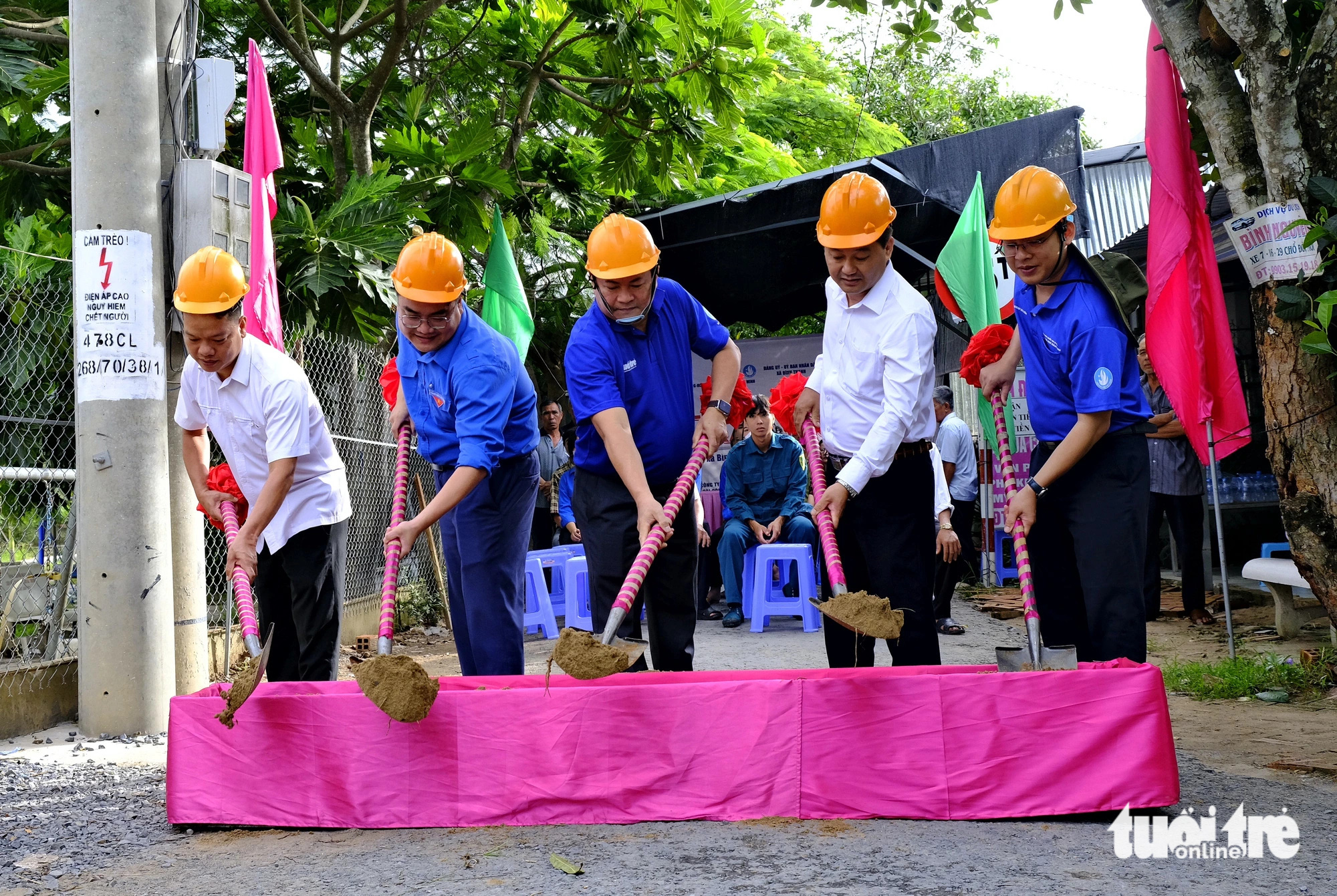 Lãnh đạo Thành ủy TP.HCM, Thành Đoàn TP.HCM cùng lãnh đạo huyện Cao Lãnh, tỉnh Đồng Tháp  khởi công sửa chữa cầu Trang Văn Học - Ảnh: ĐẶNG TUYẾT