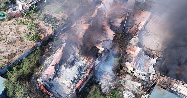 Fire at 4 warehouses in Hanoi seen from above