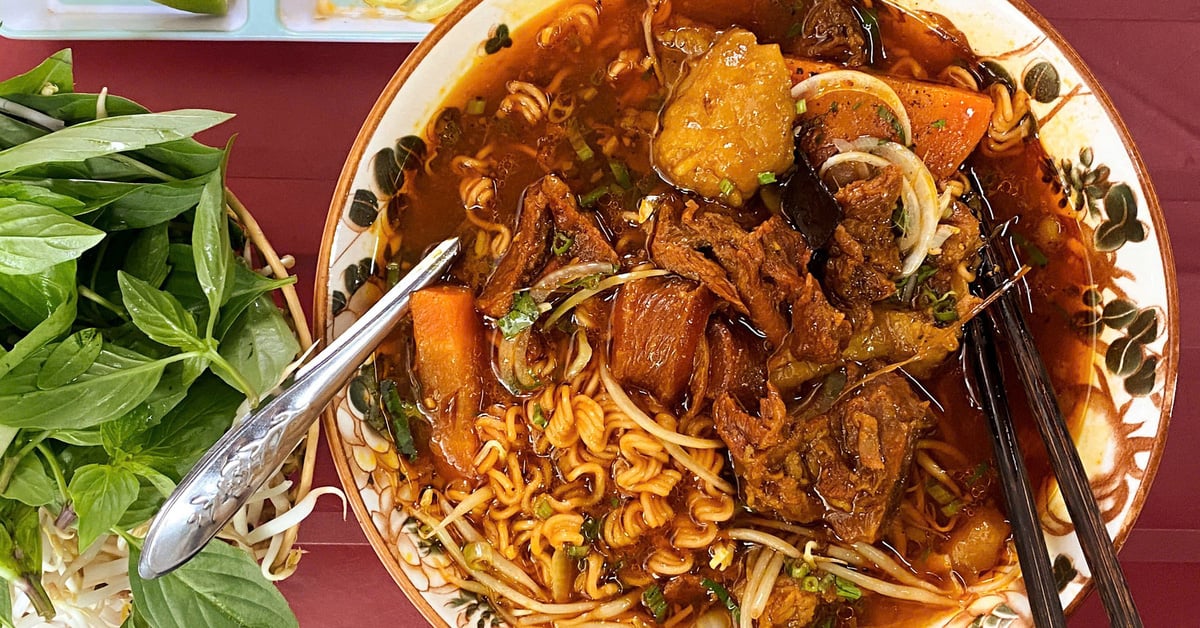 There is an Indian Auntie Ut beef stew restaurant in a Saigon alley.