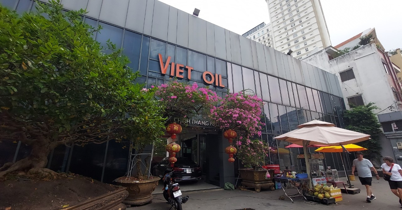 Xuyen Viet Oil bestach Herrn Le Duc Tho mit 13 Milliarden Dollar, einem Mercedes-Auto und Luxusgütern, obwohl er Tausende von Milliarden an Steuern schuldete