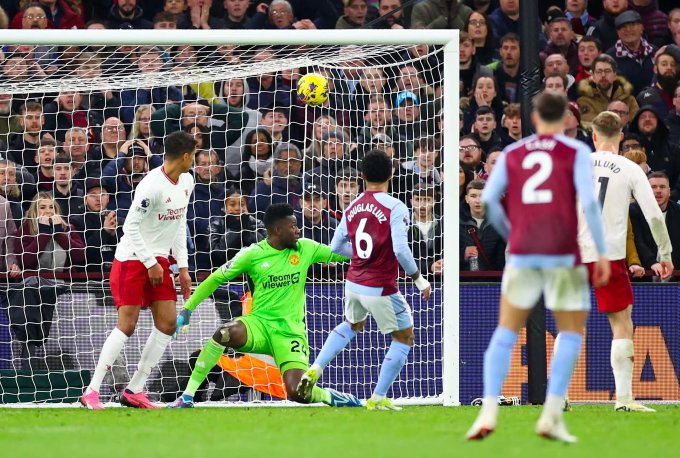 Tình huống Douglas Luiz (số 6) gỡ hòa 1-1 cho Aston Villa. Ảnh: Reuters