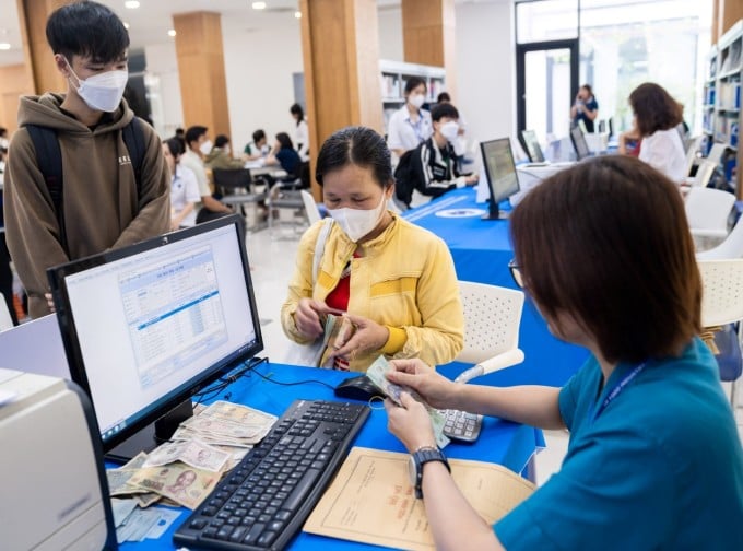 Les parents paient les frais de scolarité de leurs enfants à l'Université de l'Industrie et du Commerce de Hô-Chi-Minh-Ville, le 25 août. Photo : HUIT