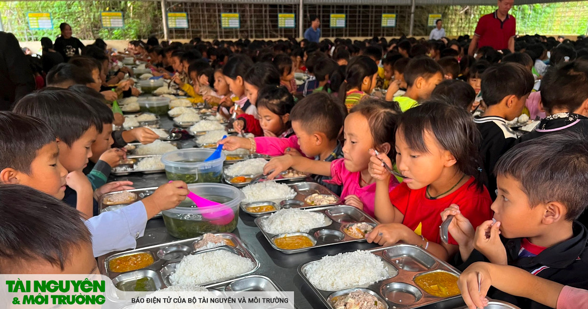 Comidas para ayudar a los niños de las zonas montañosas a ir a la escuela