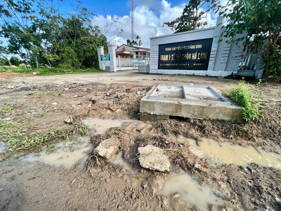 The contractor has only built the drainage system on both sides, but in short, uneven sections. The section from Dong Son Street down to Highway 1 has almost no construction activity.