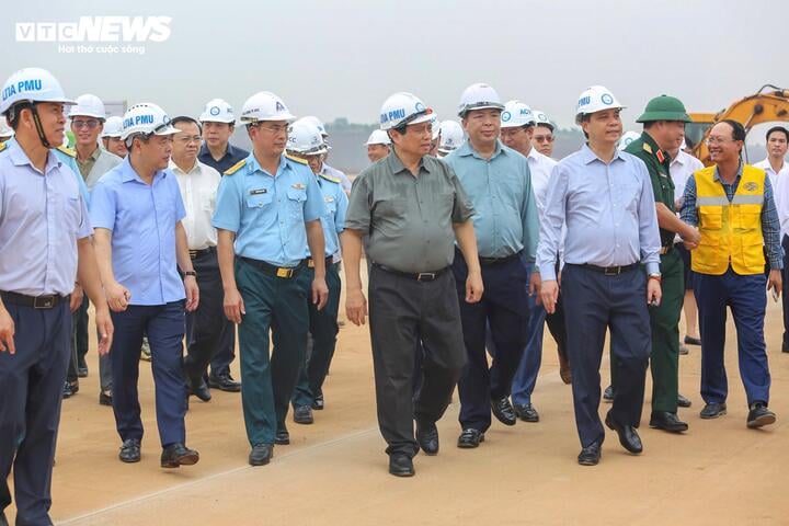 นายกรัฐมนตรี Pham Minh Chinh ตรวจเยี่ยมความคืบหน้าโครงการสนามบิน Long Thanh