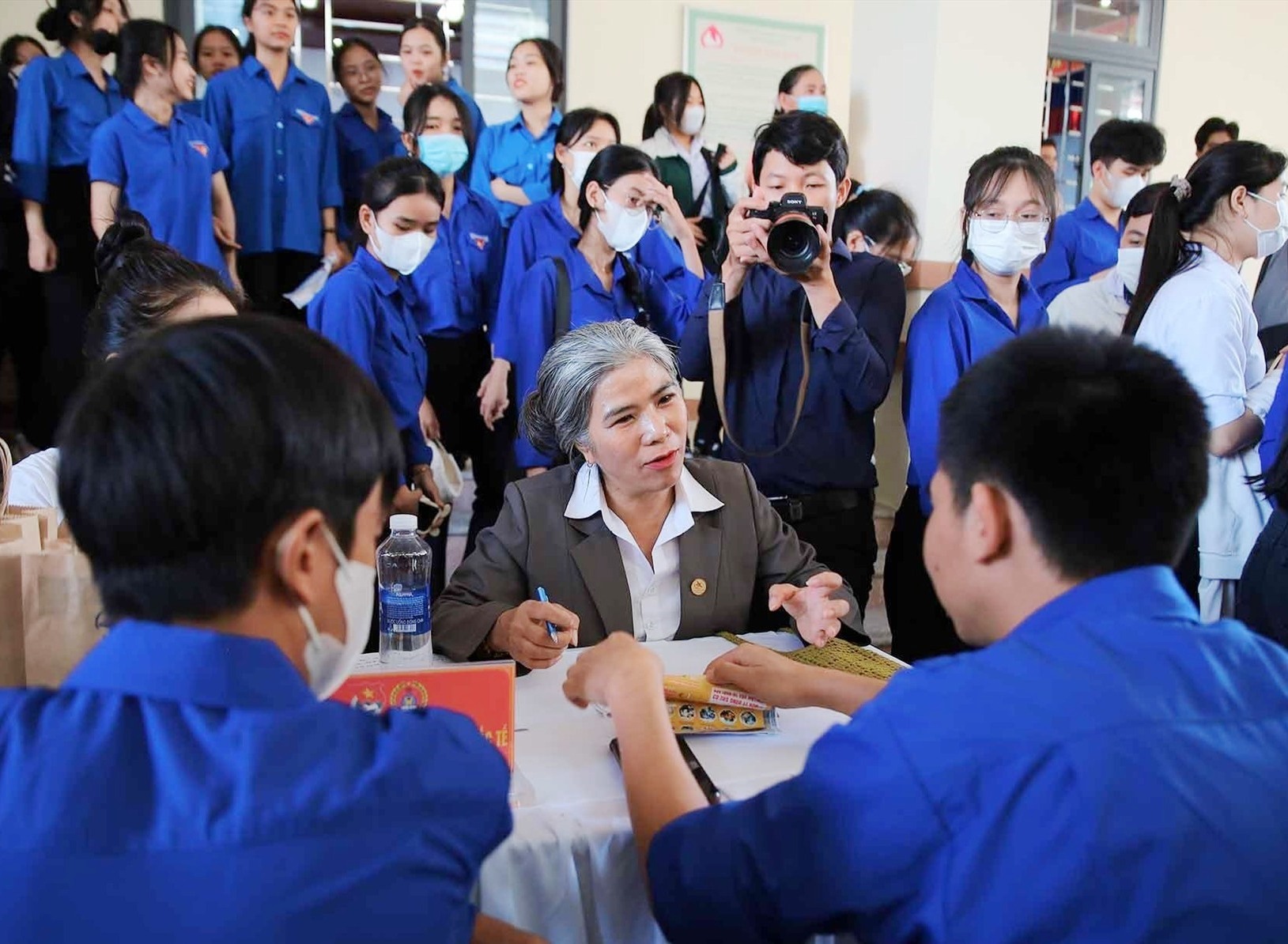 Les membres de l'Union des jeunes rencontrent et discutent avec les recruteurs d'emploi. Photo : T.NHAN