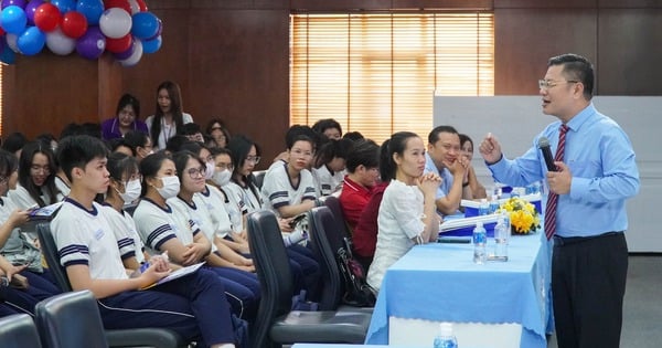 호치민시 법학대학, "큰 활약"…학생들에게 120억 VND 이상 장학금 지급