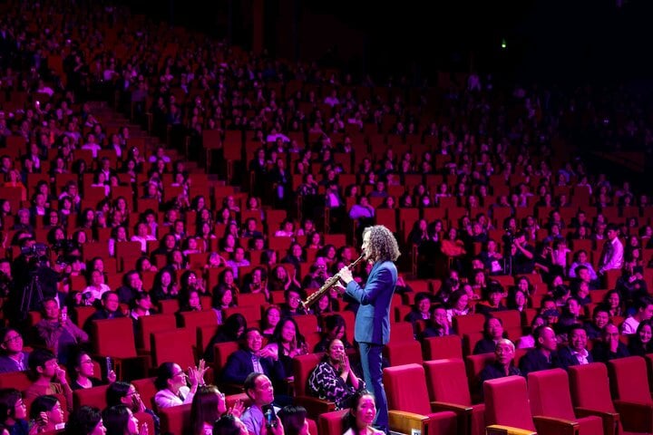 Des milliers de spectateurs vietnamiens ont été plongés dans l'émotion grâce à la trompette de Kenny G.