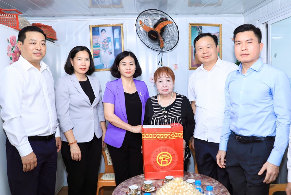 La secrétaire adjointe permanente du Comité du Parti de la ville, Nguyen Thi Tuyen, a rendu visite à la mère héroïque vietnamienne Nguyen Kim Loan et lui a offert des cadeaux.