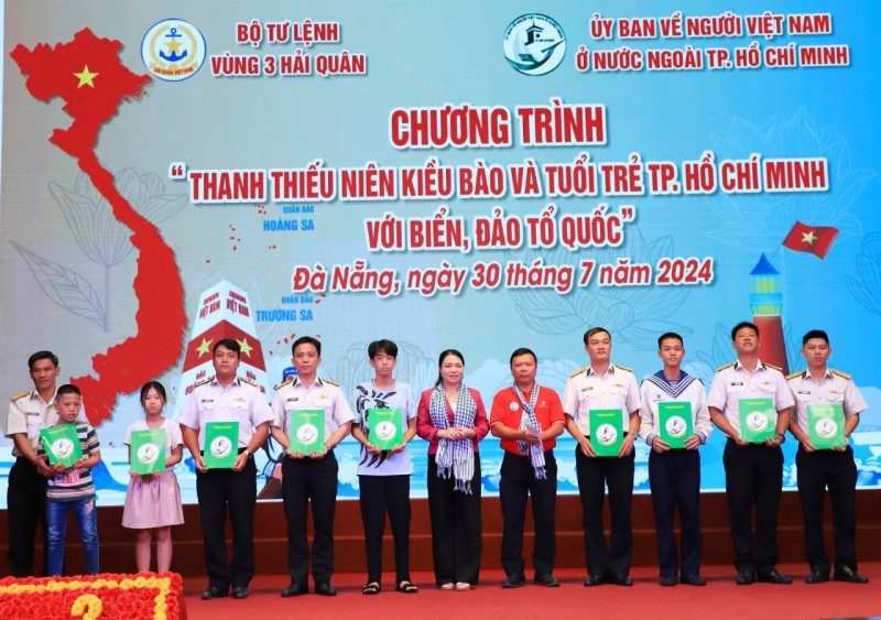 Thanh thiếu niên kiều bào hướng về biển, đảo quê hương