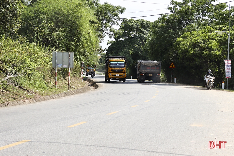 Fear of traffic accidents when crossing Dong Van bridge intersection