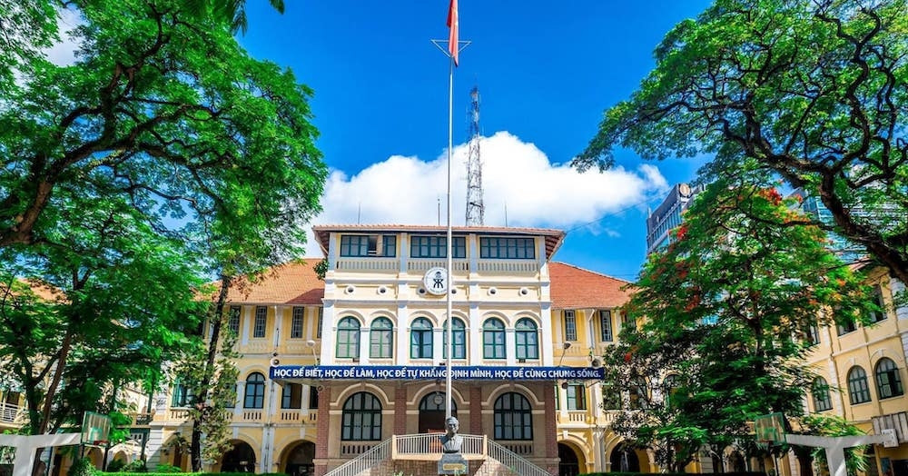 4 Schulen über 100 Jahre alt, in den höchsten Benchmark-Ergebnissen der 10. Klasse in Ho-Chi-Minh-Stadt