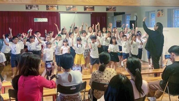 Le chef d'orchestre Nguyen Hai Yen et la joyeuse chorale