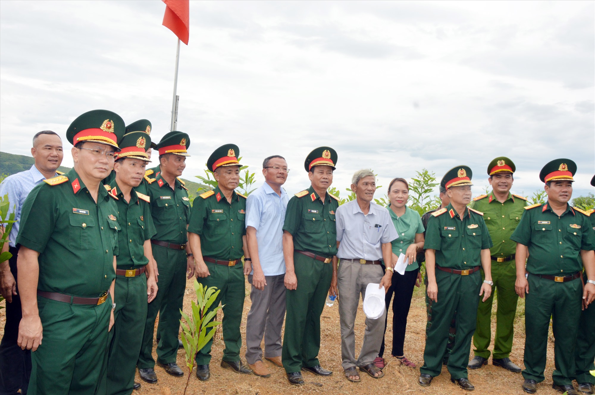 Lieutenant General Thai Dai Ngoc, Commander of Military Region 5, and the working delegation conducted a survey of the construction site of the Memorial Area.