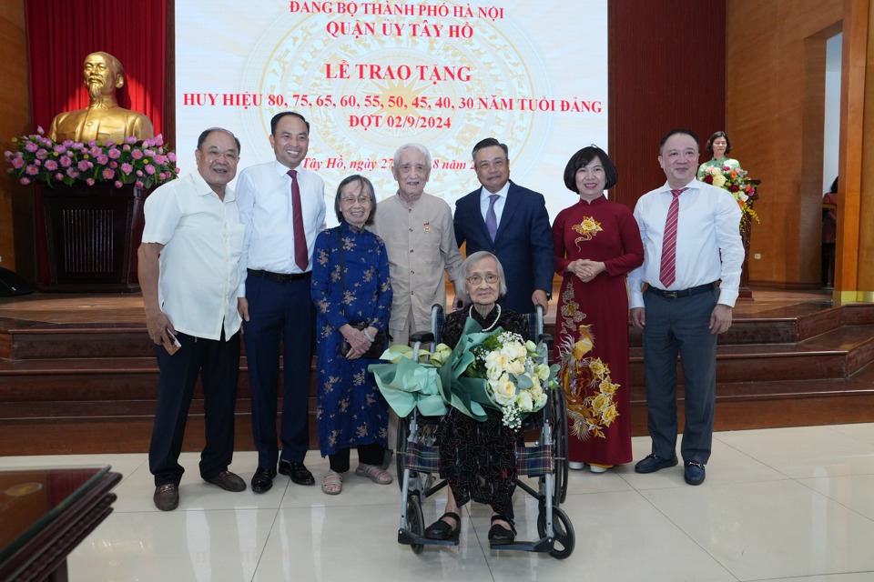 ថ្នាក់ដឹកនាំទីក្រុងហាណូយ និងស្រុក Tay Ho បានថតរូបអនុស្សាវរីយ៍ជាមួយសមាជិកបក្ស ទទួលបានផ្លាកសញ្ញាសមាជិកបក្ស ៧៥ឆ្នាំ និង៨០ឆ្នាំ។