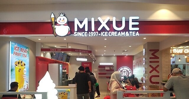 เจ้าของร้านแฟรนไชส์ ​​Mixue นั่งเก็บเศษเหรียญ ทำงานฟรี