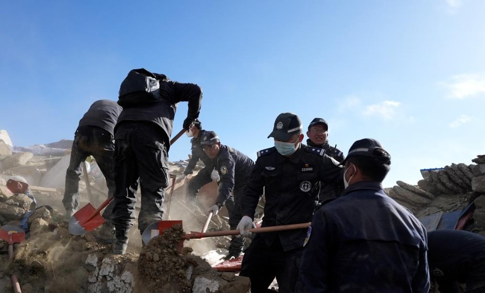 中国の救助隊がチベットの地震現場に到着した。（写真：新華社）