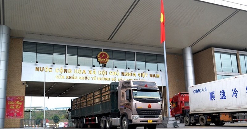 More than 800 tons of goods passed through Kim Thanh Border Gate on the first day of the new year.